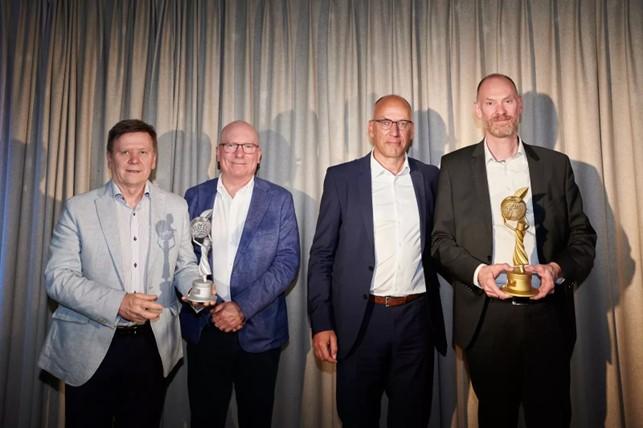 Sustainability Award 2021 awarded by Atlas Copco: runner-up Kolmeks (parts motor) on the left, and winner Mann+Hummel (filtration)