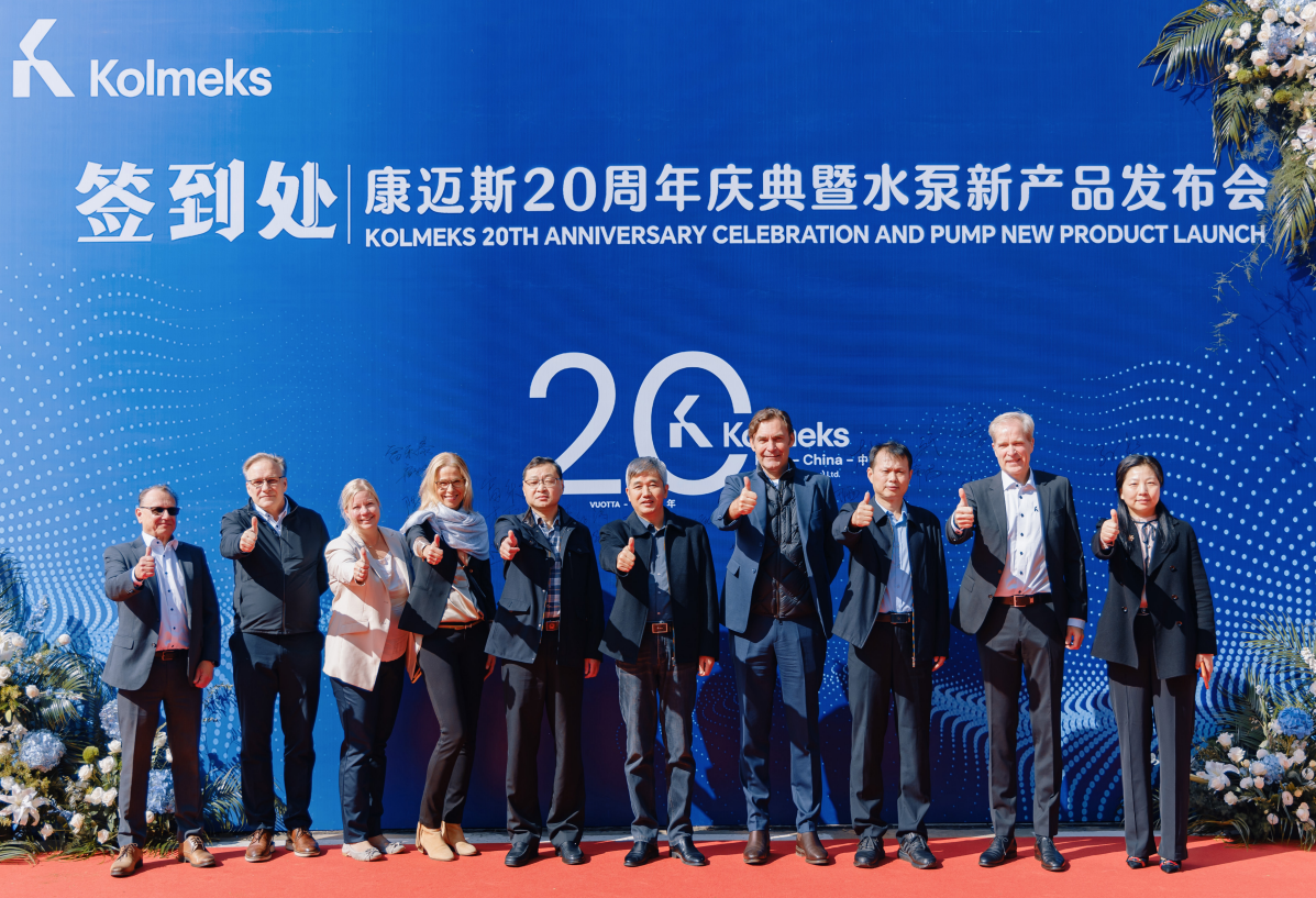 A group of people attending the 20th-anniversary event of Kolmeks China, hosted by the Unit Director of Kolmeks Chuzhou.